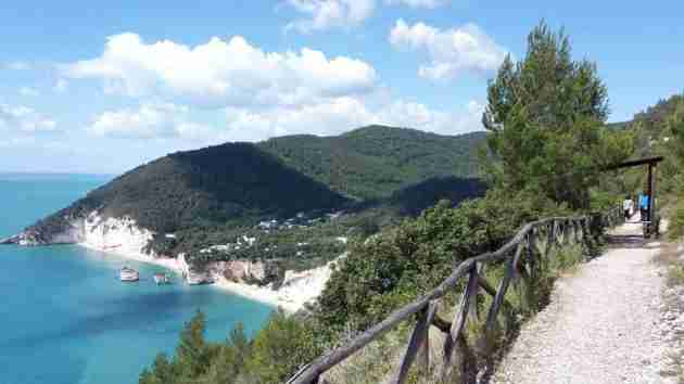 Il sentiero dell'amore vista Baia delle zagare